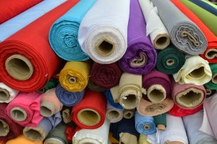 Eine Modenschau im Second-Hand-Bereich